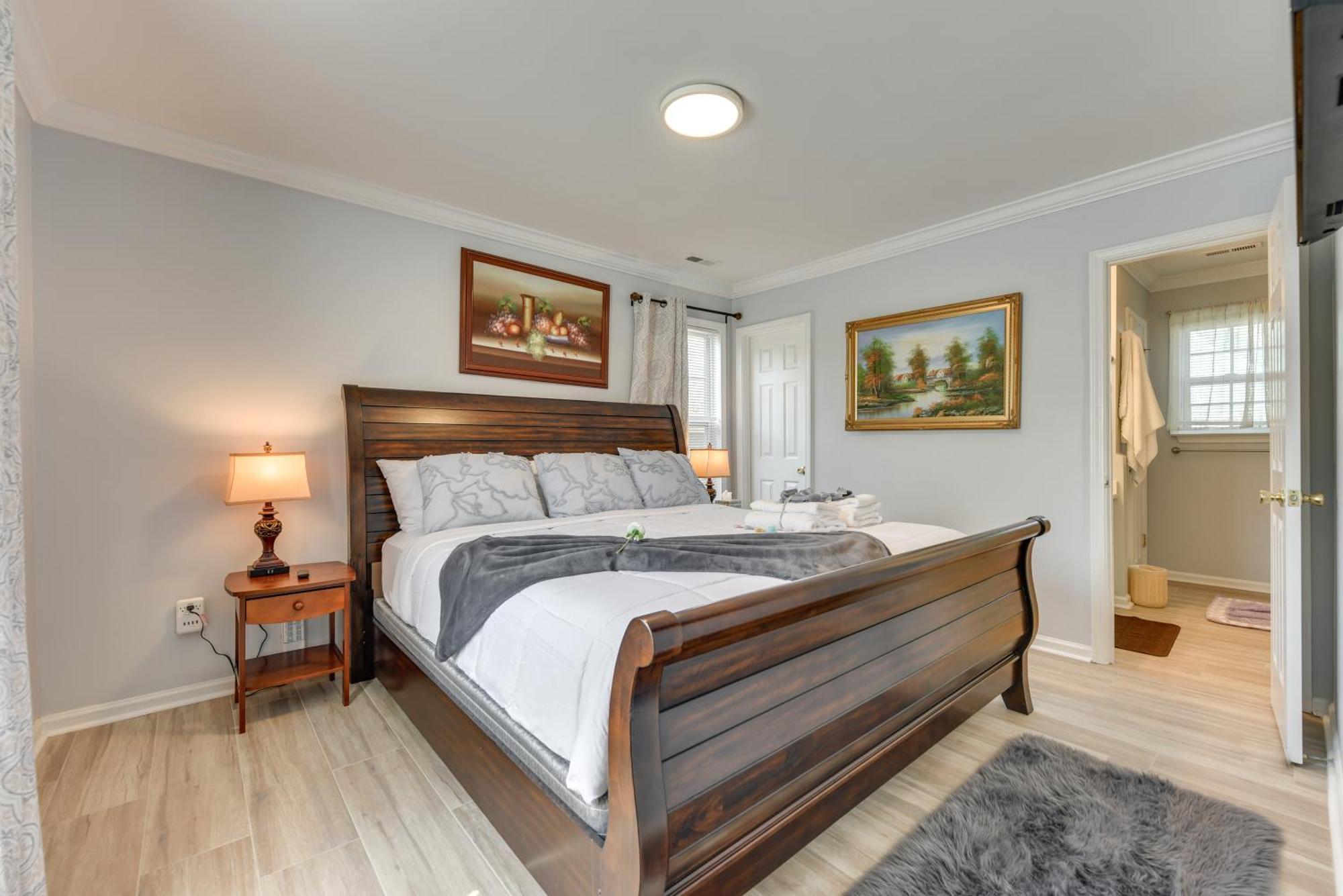 Holiday home Downtown Gem With Fenced Yard, Bbq Grill And Firepit Charlotte